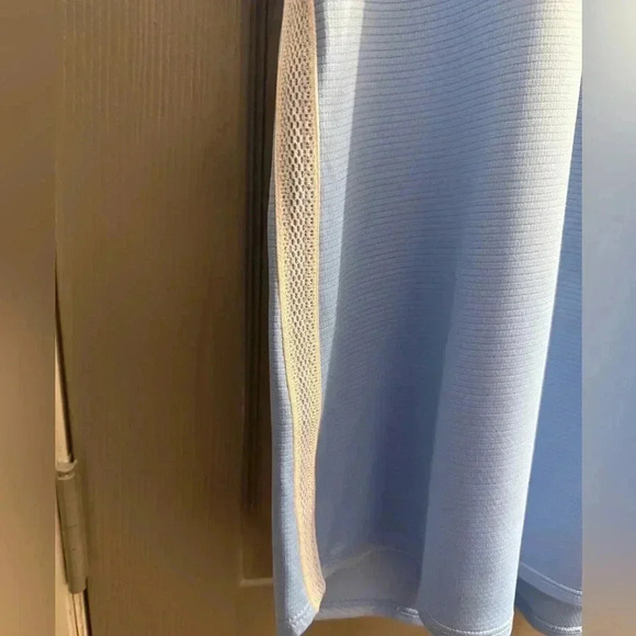 Under Armour Women’s Golf Loose Top Heatgear in light blue. Size Med NWOT - Picture 5 of 9